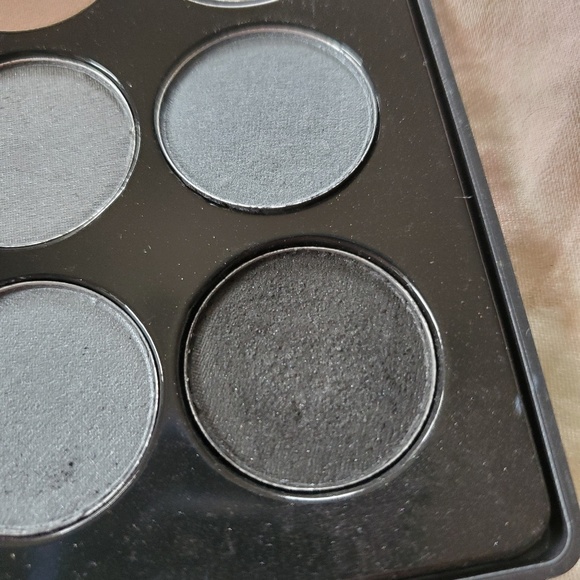 Urban outfitters 28 color eyeshadow palette - Picture 5 of 5